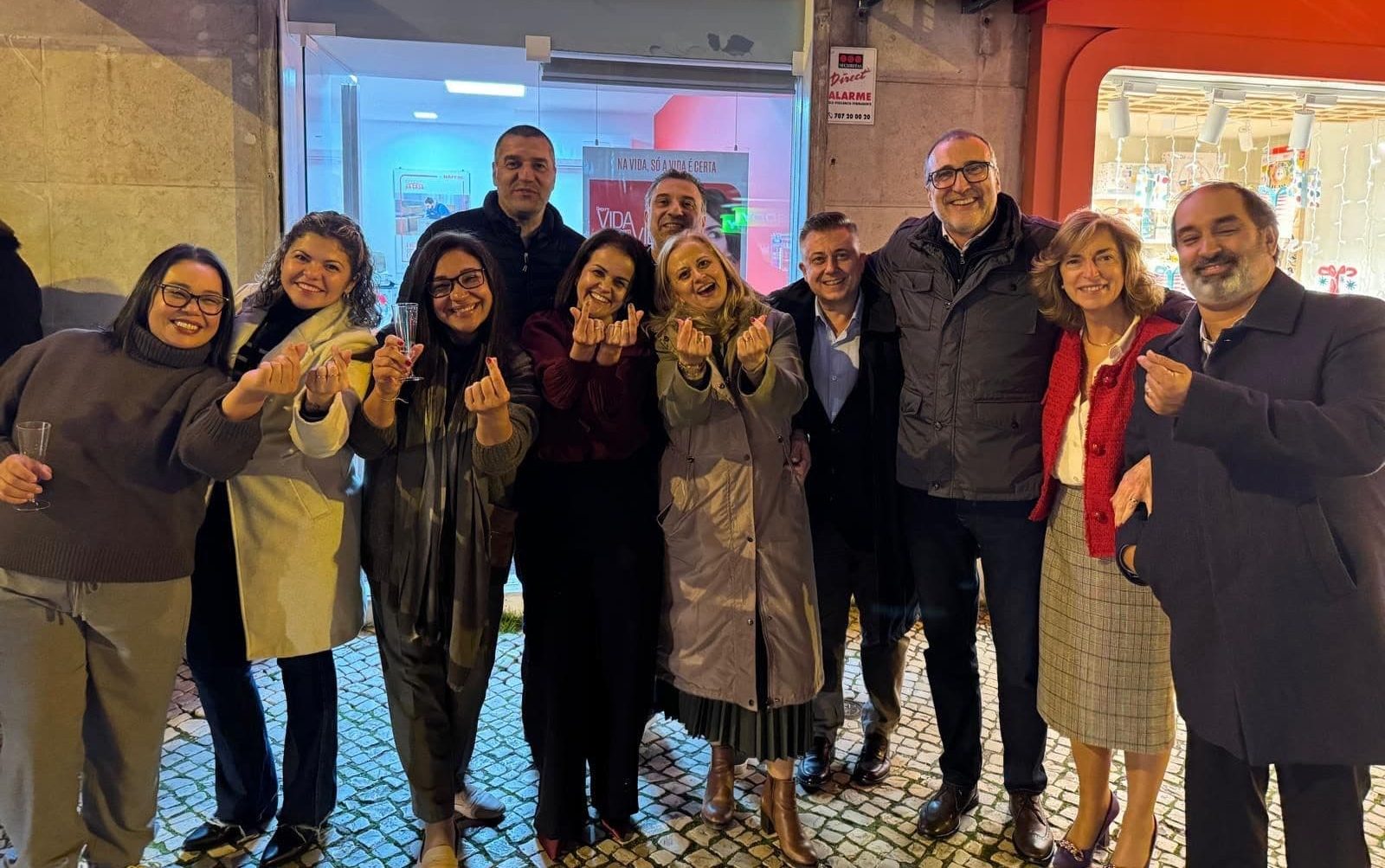 articulo Grupo de colaboradores e convidados reunidos à frente da Loja MAPFRE no Areeiro, em Lisboa, durante o momento de inauguração do novo espaço.
