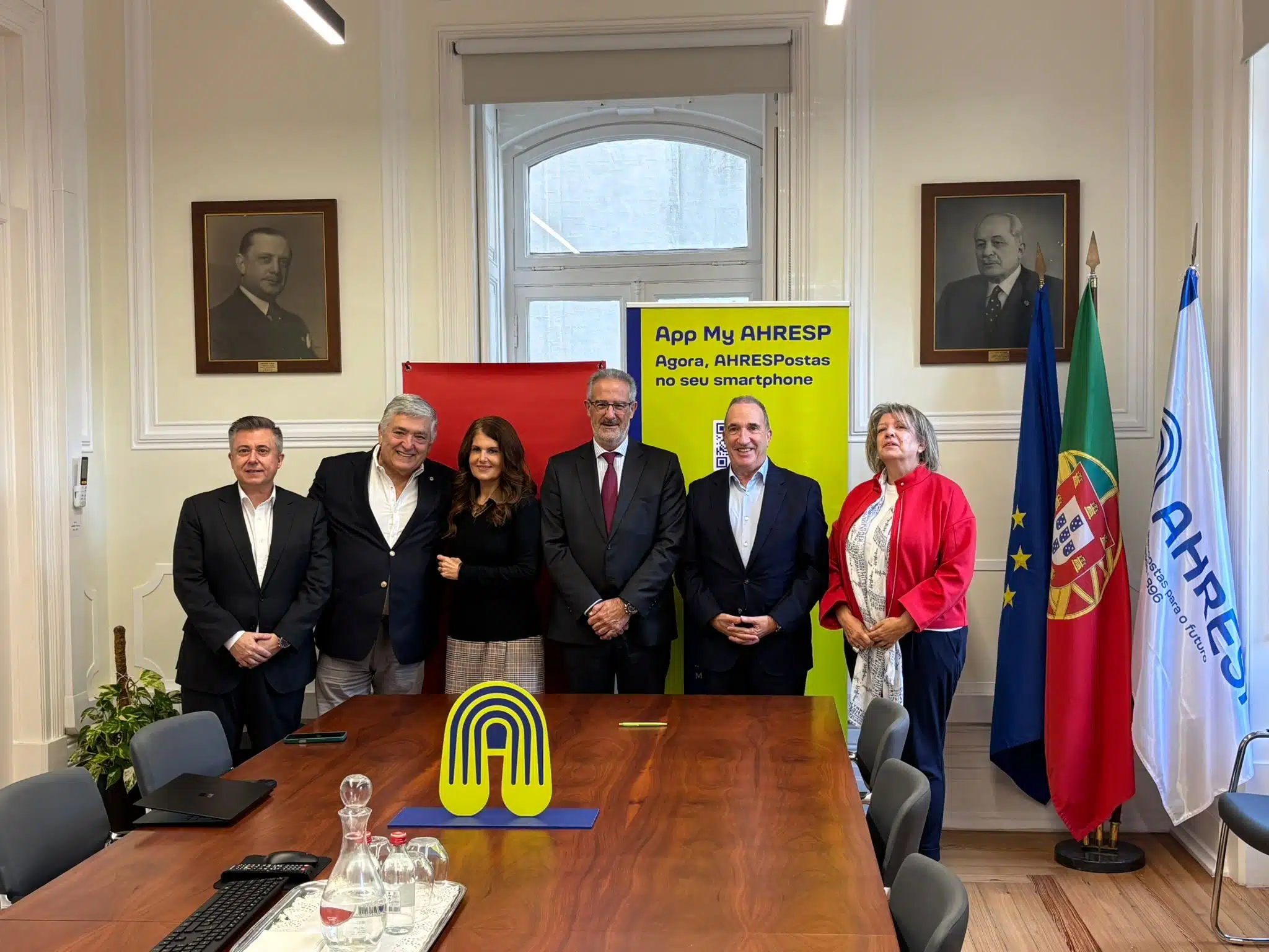 Representantes da MAPFRE e AHRESP reunidos na assinatura da renovação do protocolo de parceria numa sala institucional.