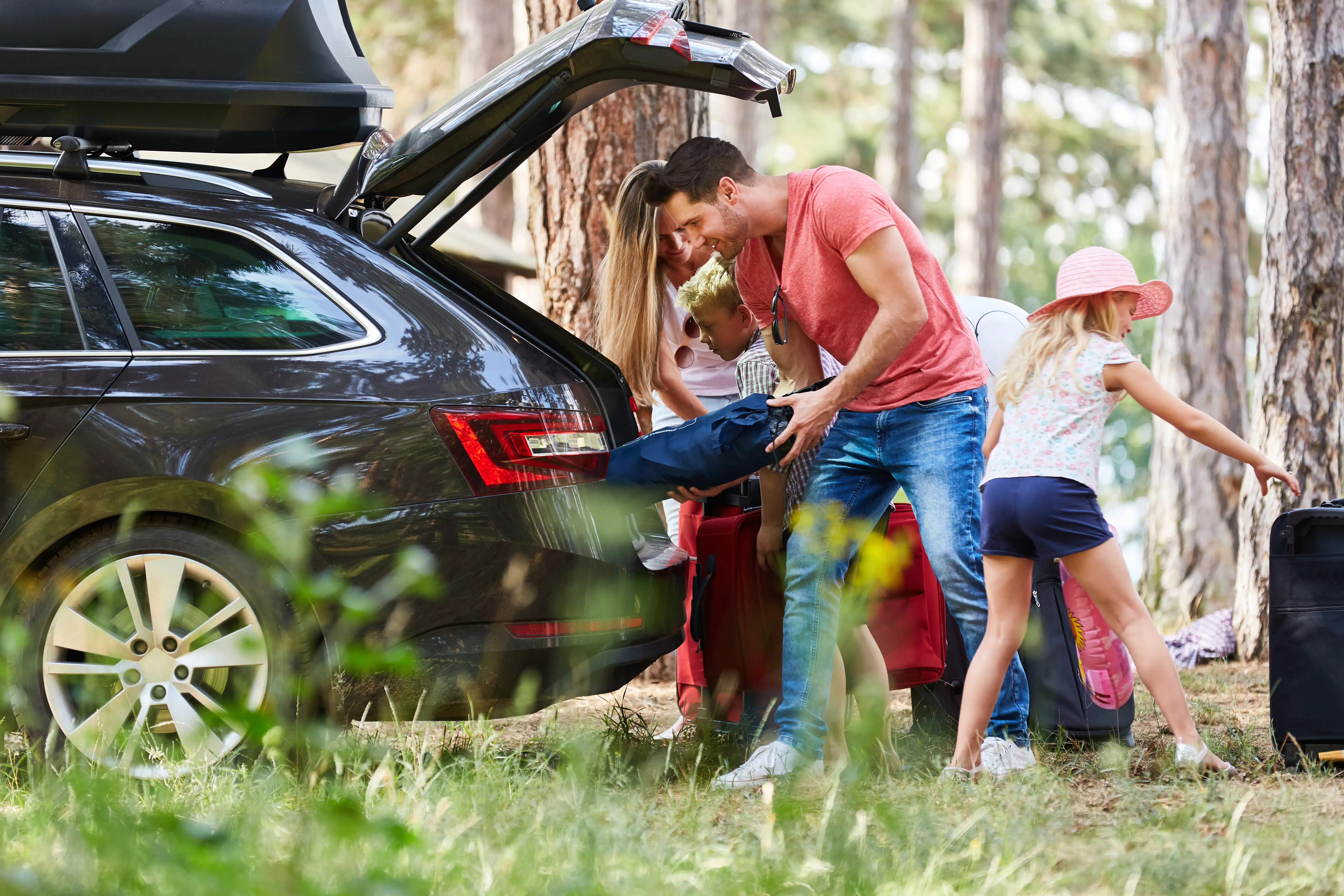 familia a ir de carro de férias depois de ter feito a sua checklist carro férias