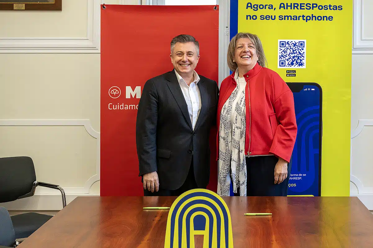 Representantes da MAPFRE e AHRESP reunidos na assinatura da renovação do protocolo 