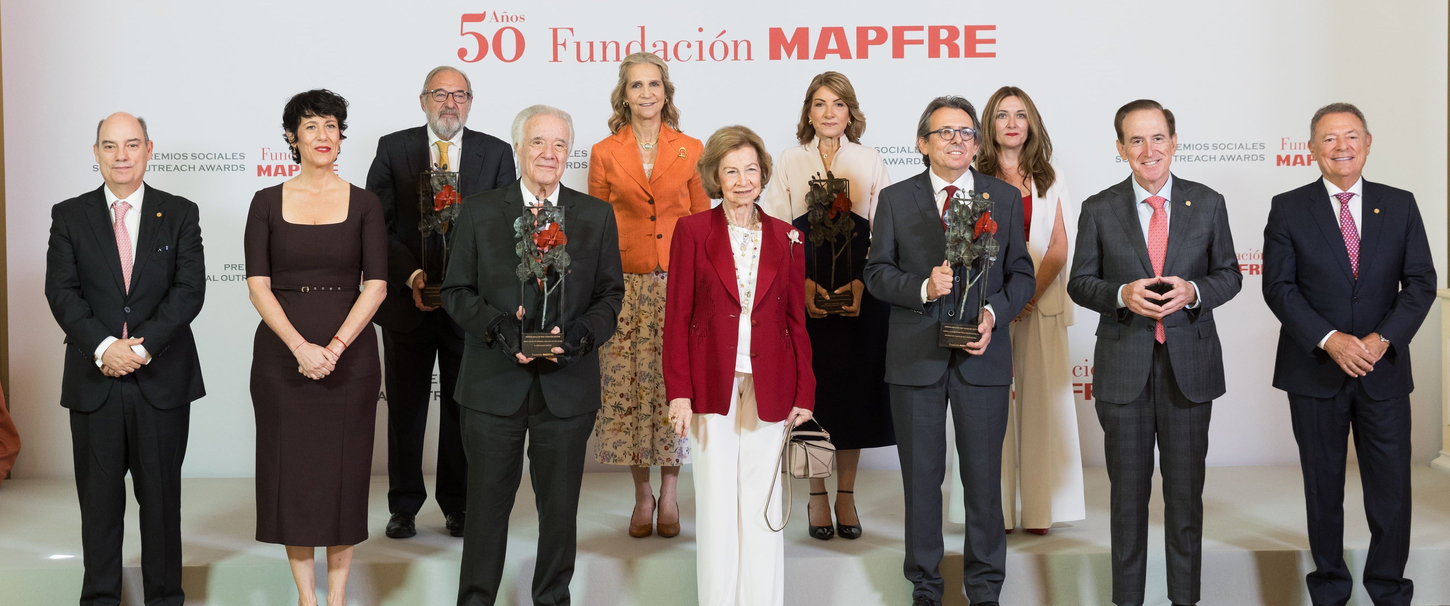 A Rainha Sofia entrega os Prémios Sociais da Fundação MAPFRE 2025 aos vencedores, acompanhada por Antonio Huertas e outros representantes da instituição.