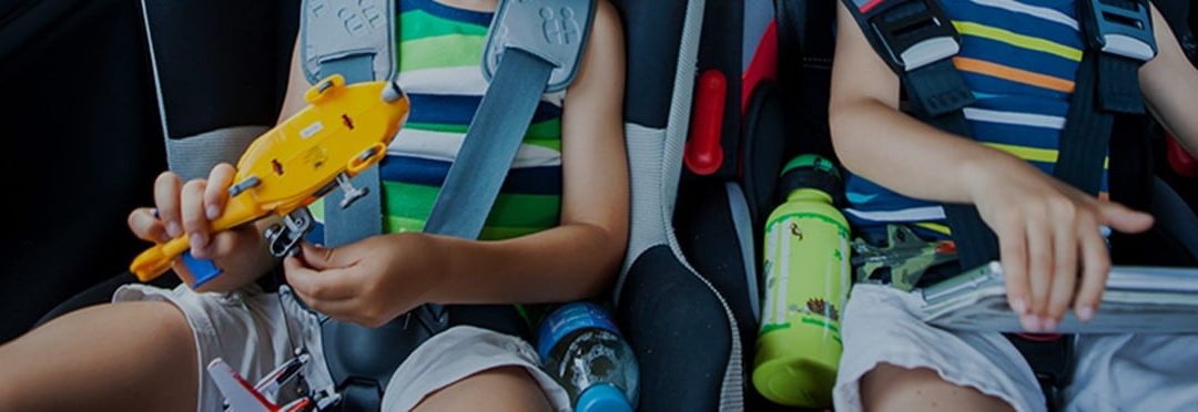 Está consciente de como pode ser perigoso para as crianças transportarem tablets, ecrãs ou telemóveis, mesmo que estejam na cadeira auto?