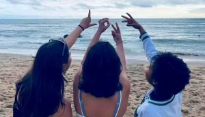 A Rainha Sofia entrega os Prémios Sociais da Fundação MAPFRE 2025 aos vencedores, acompanhada por Antonio Huertas e outros representantes da instituição.