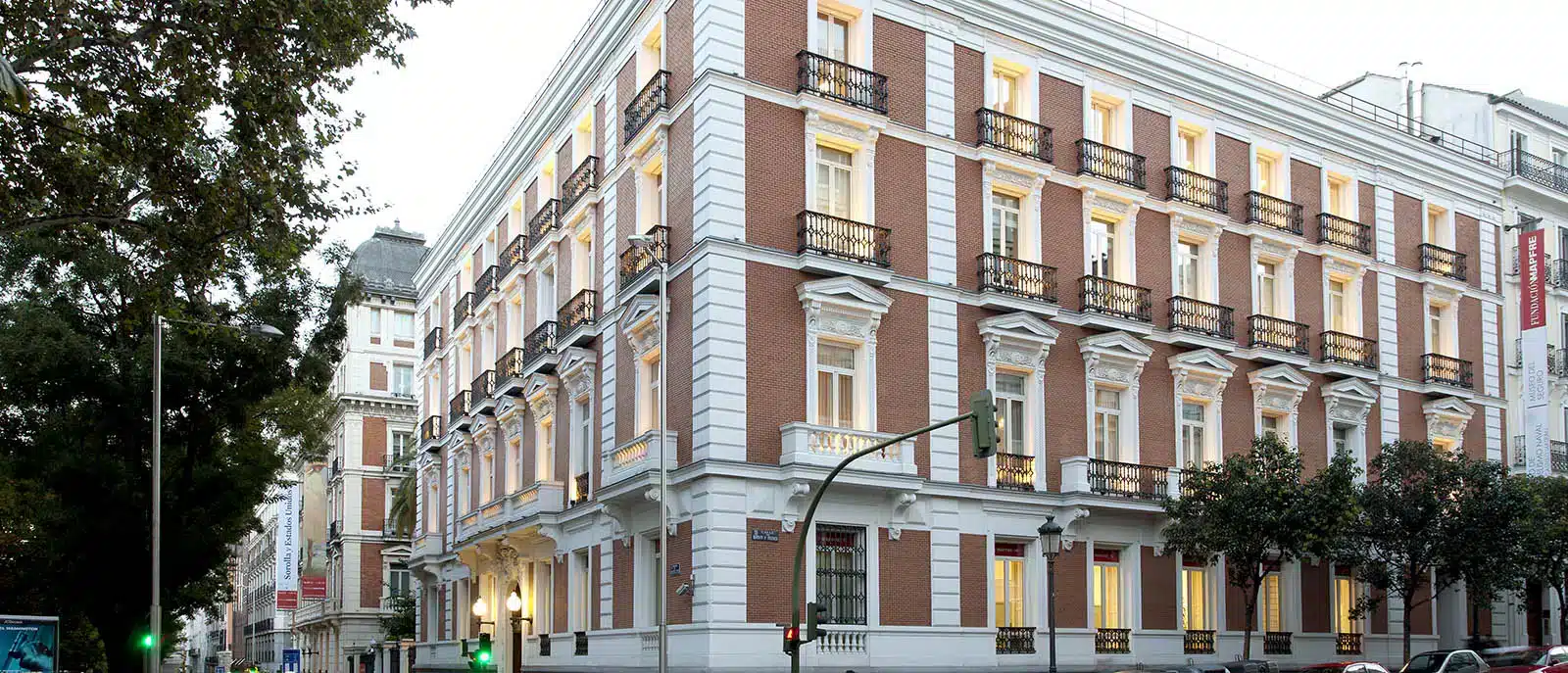 Fachada da sede da MAPFRE em Madrid destacando a conquista da empresa no ranking das 15 maiores resseguradoras do mundo pela Standard & Poor’s.