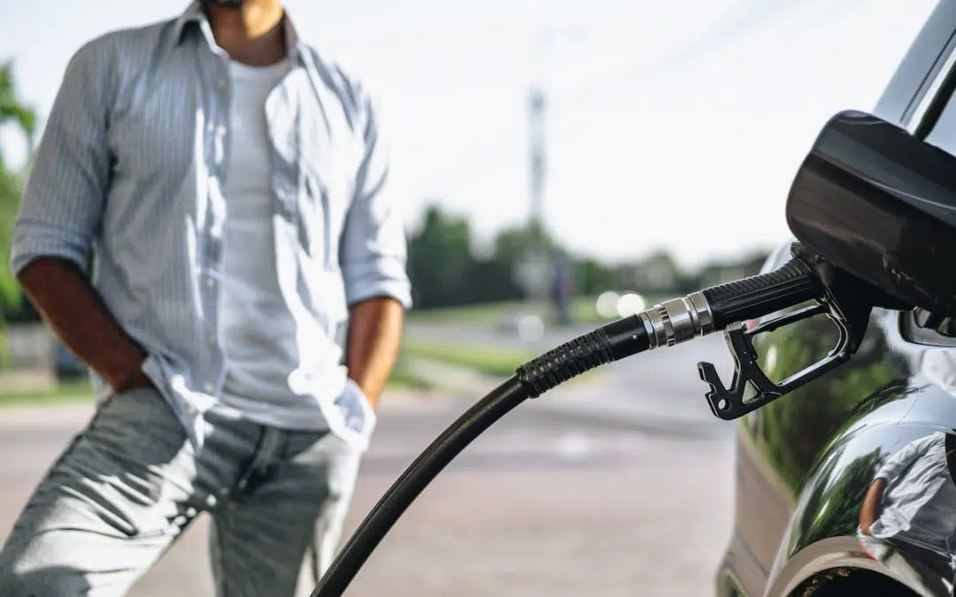 Como poupar gasolina ao conduzir?