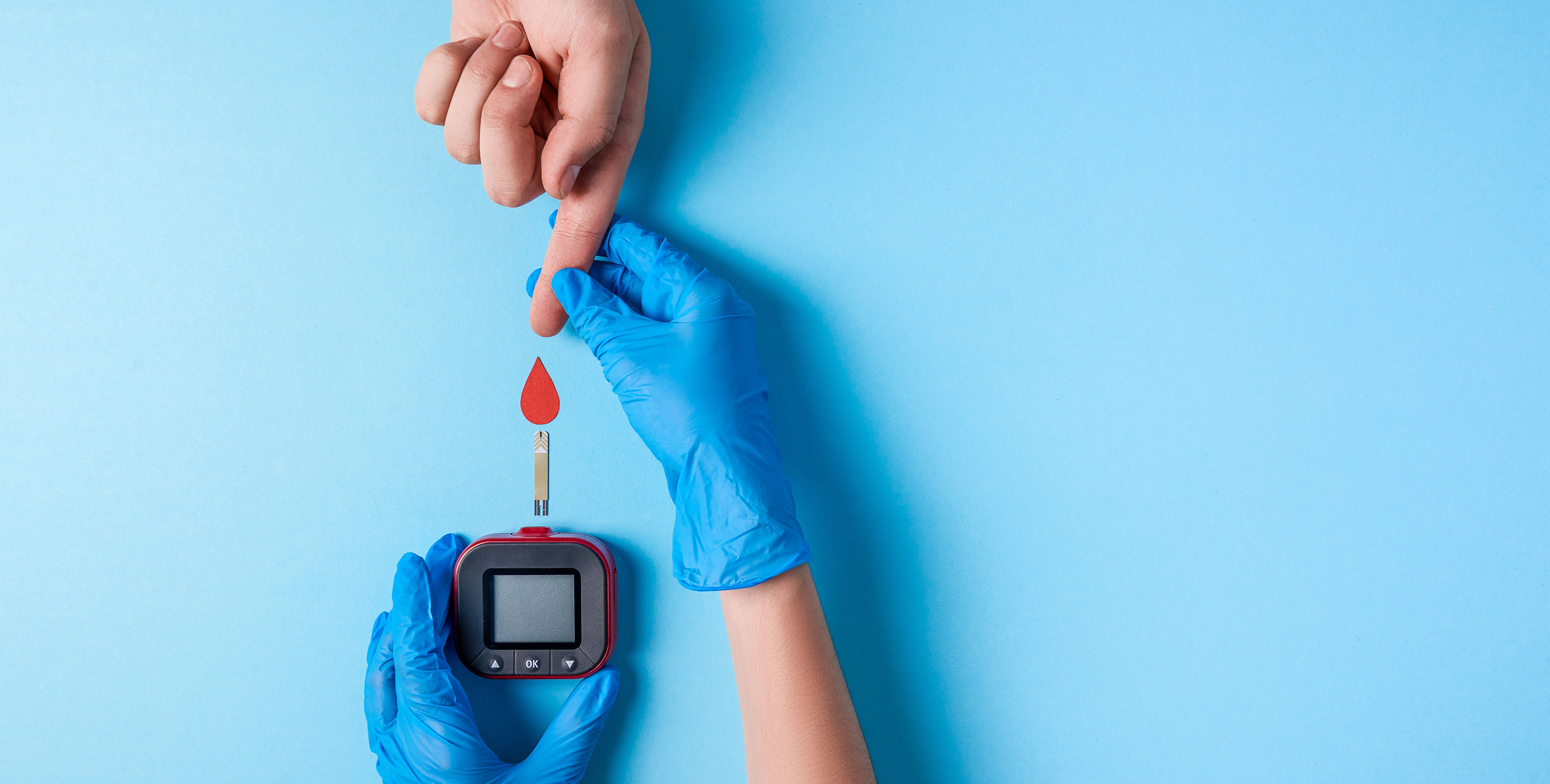 controle glicemia diabetes Pessoa a medir a glicemia para controlo da diabetes tipo 1