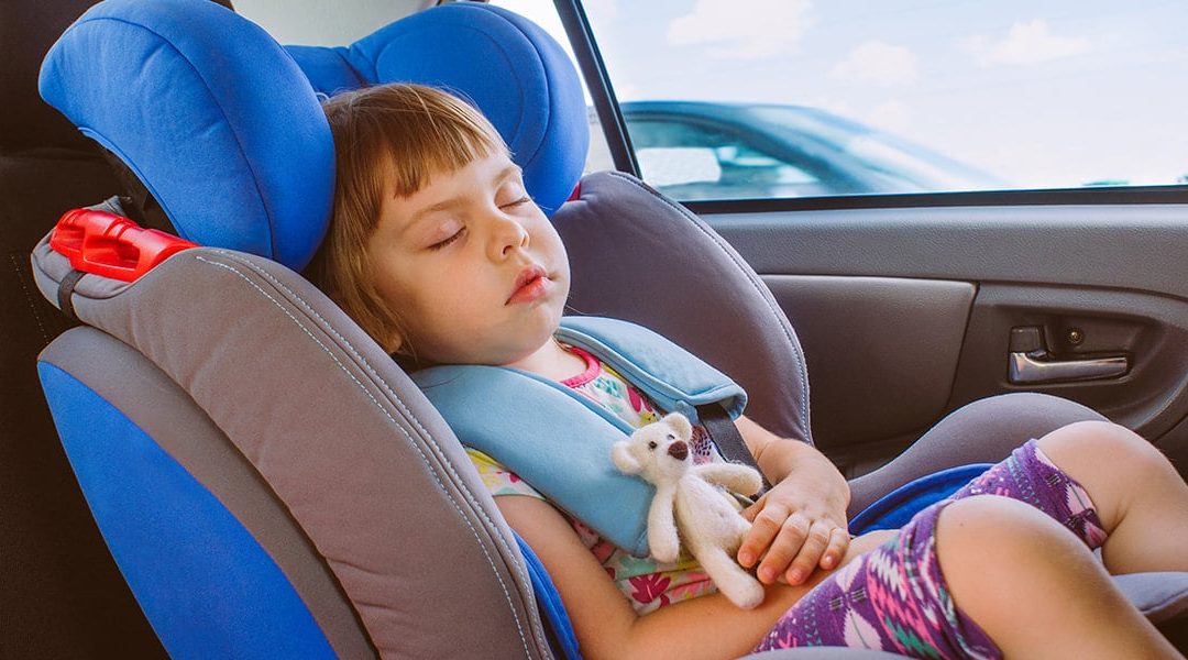 Se o meu filho adormecer, o que acontece com sua postura na cadeira auto?
