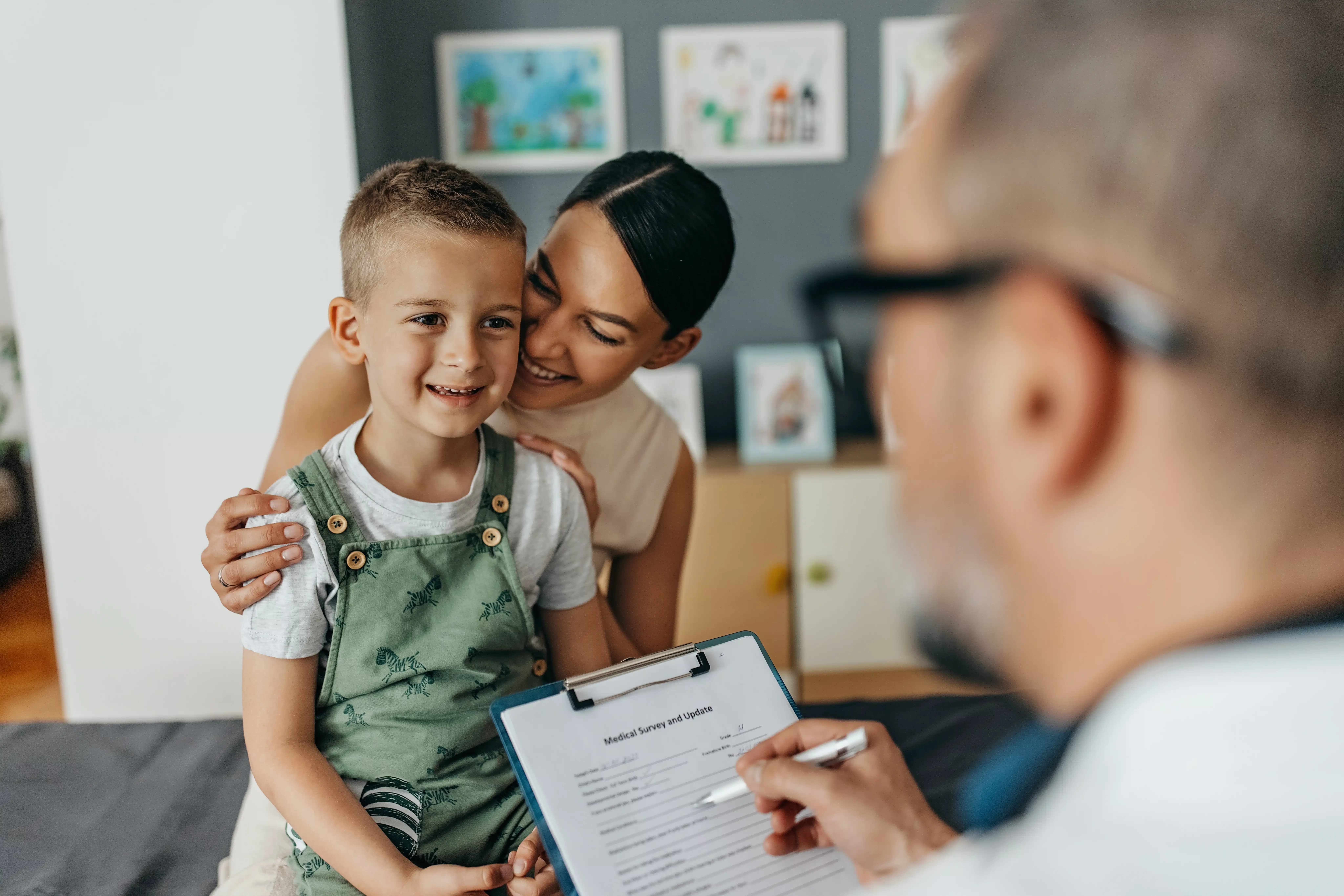 Preparar consulta médica Médico a tirar notas numa consulta médica