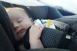 transporte de um bebé prematuro no carro